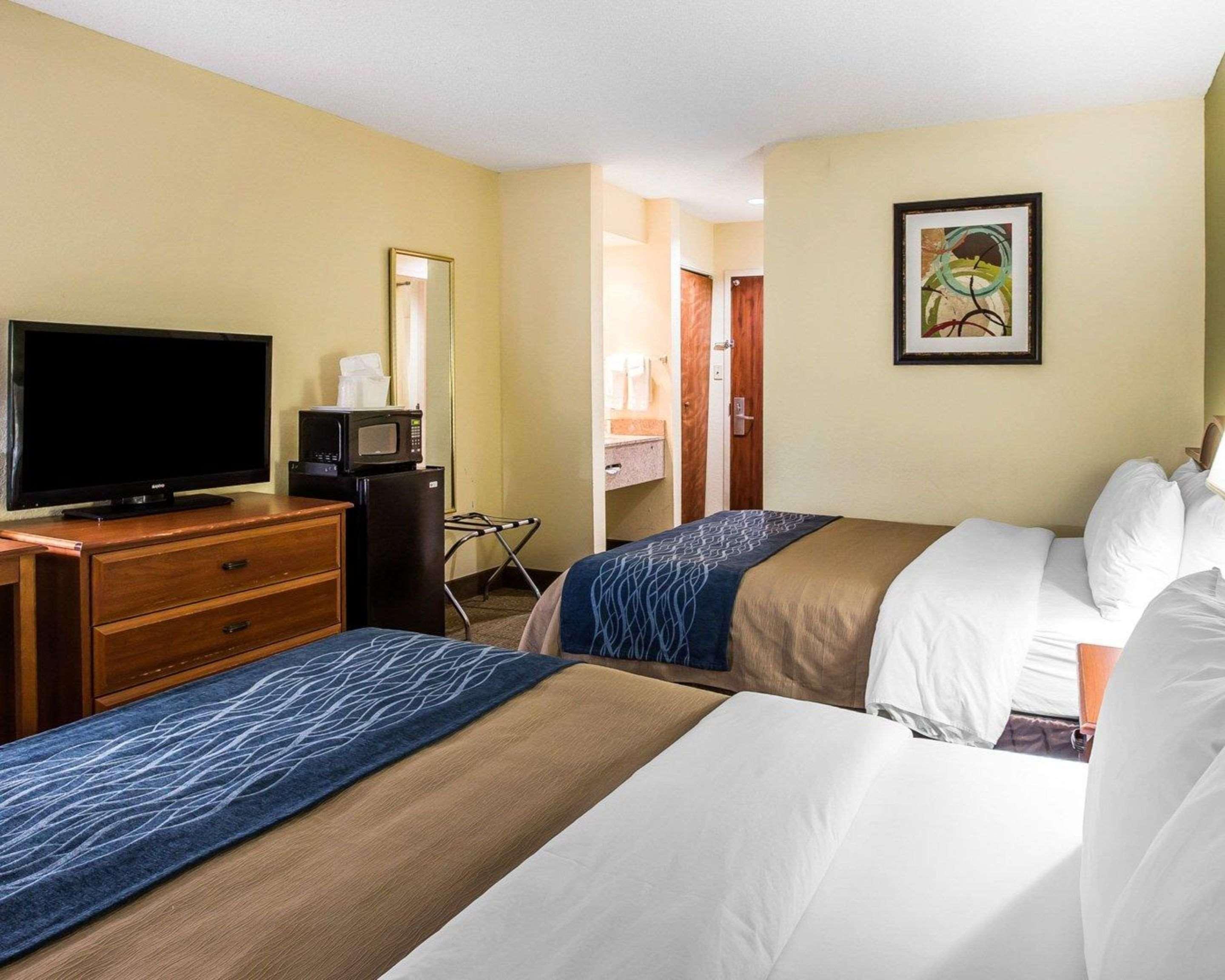 Quality Inn Darien-North Brunswick Bagian luar foto