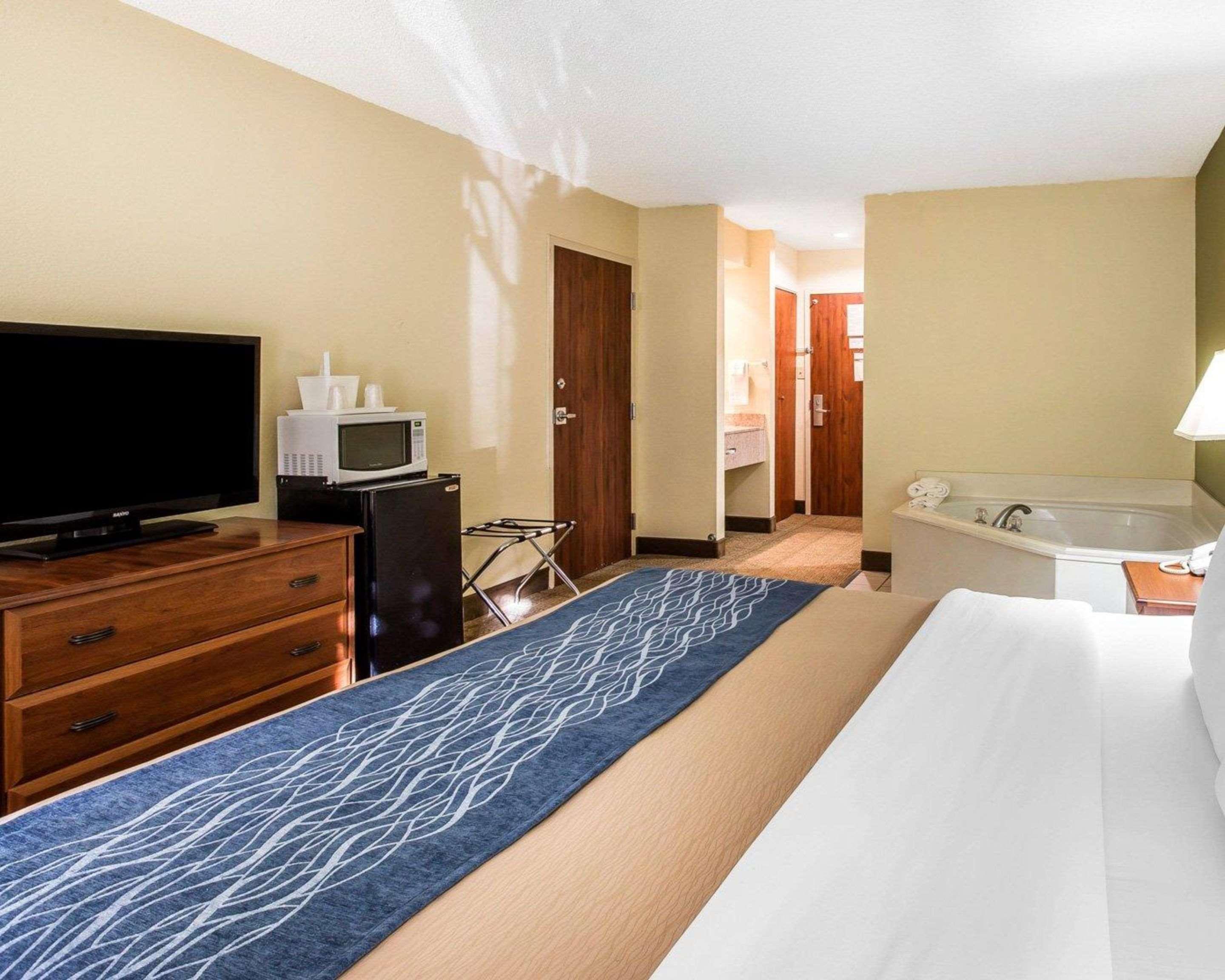 Quality Inn Darien-North Brunswick Bagian luar foto