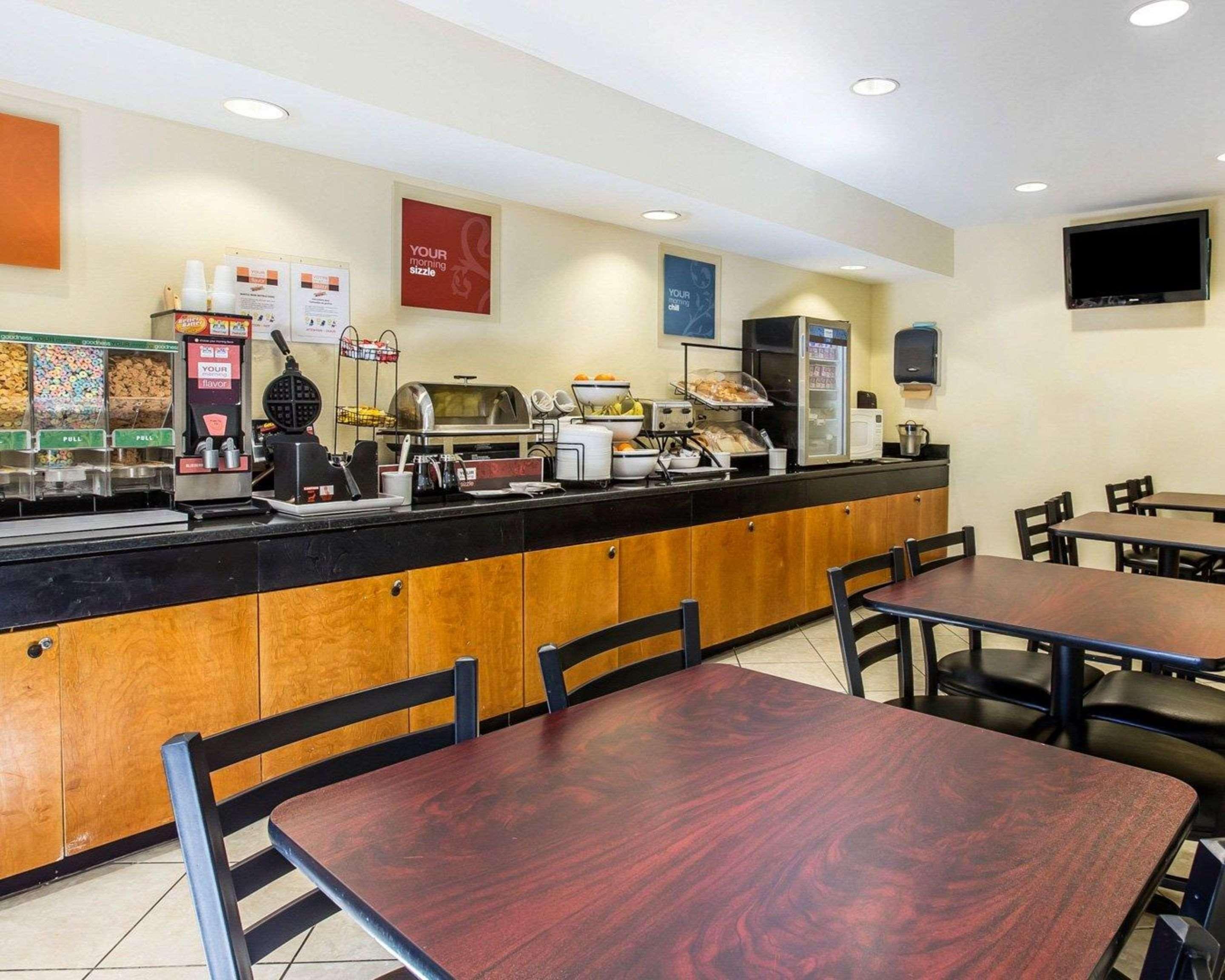 Quality Inn Darien-North Brunswick Bagian luar foto