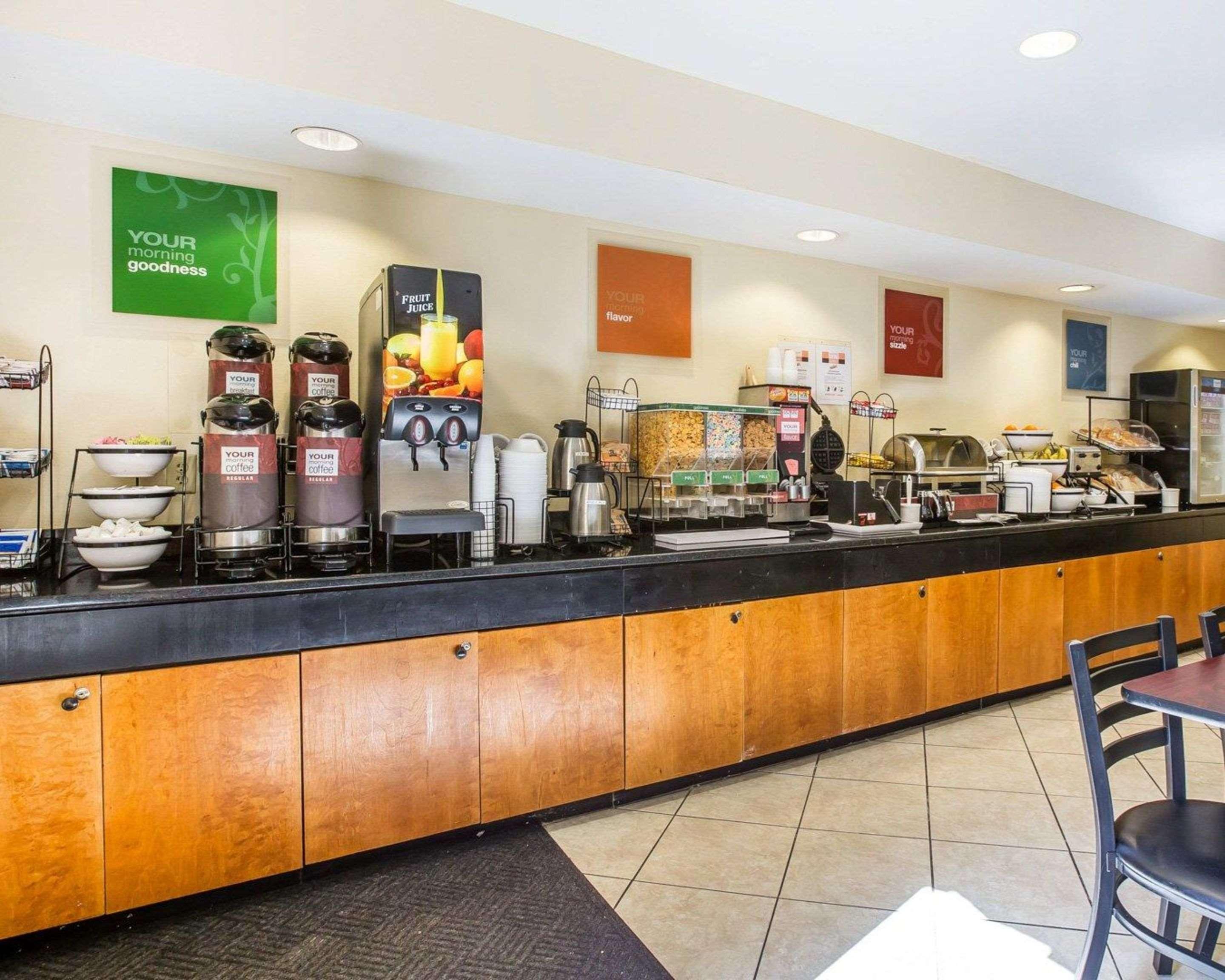 Quality Inn Darien-North Brunswick Bagian luar foto