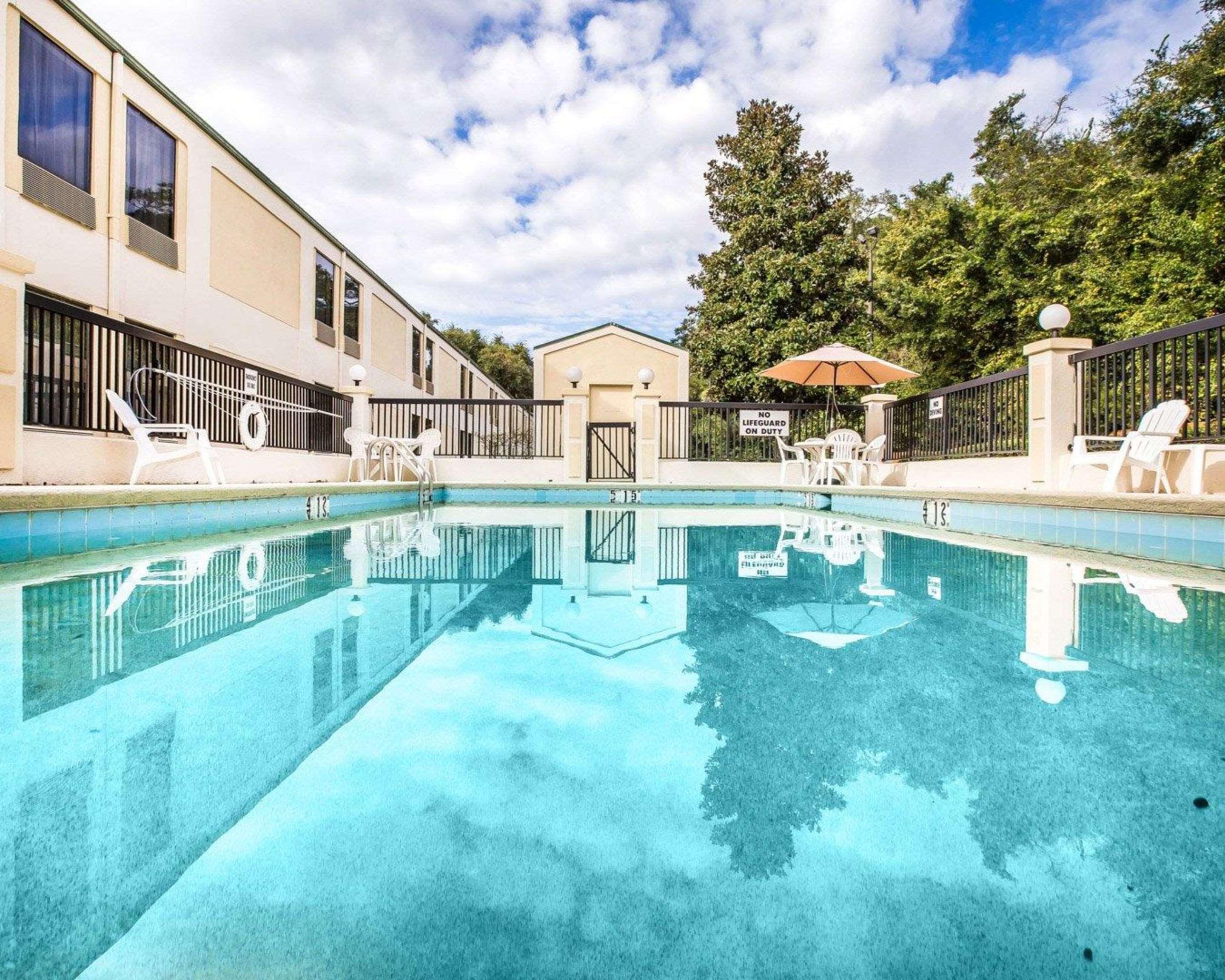 Quality Inn Darien-North Brunswick Bagian luar foto