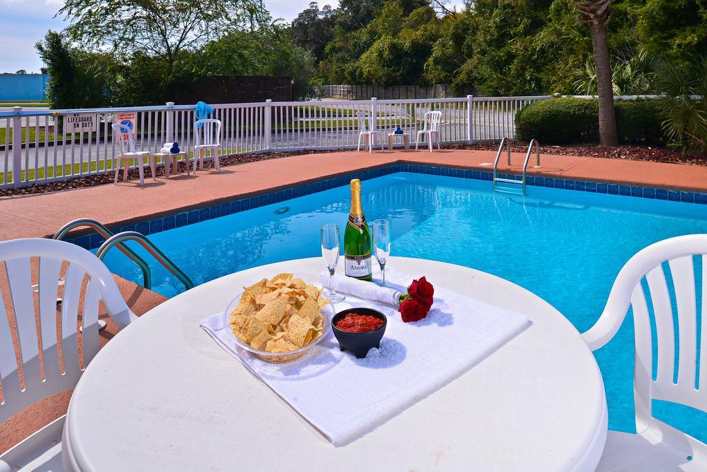 Quality Inn Darien-North Brunswick Bagian luar foto